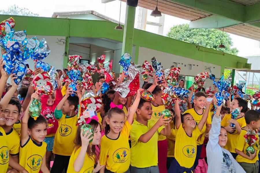 Prefeitura entrega ovos de Páscoa nas escolas municipais